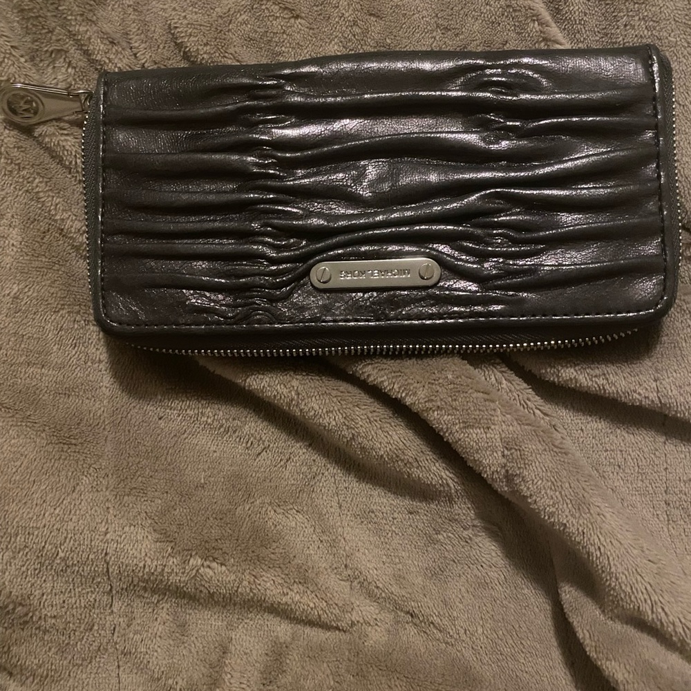 Michael Kors Wallet. Used Condition - image 1